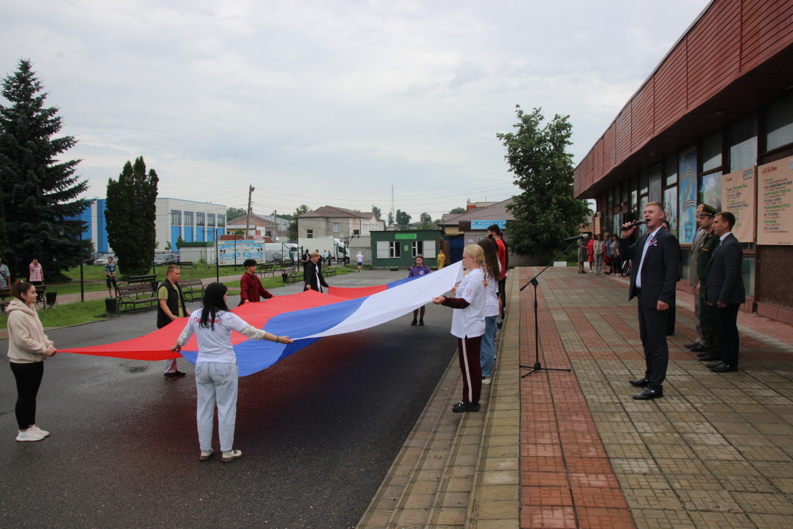 Почепский район присоединился к молодежной патриотической акции «Три цвета Родины»