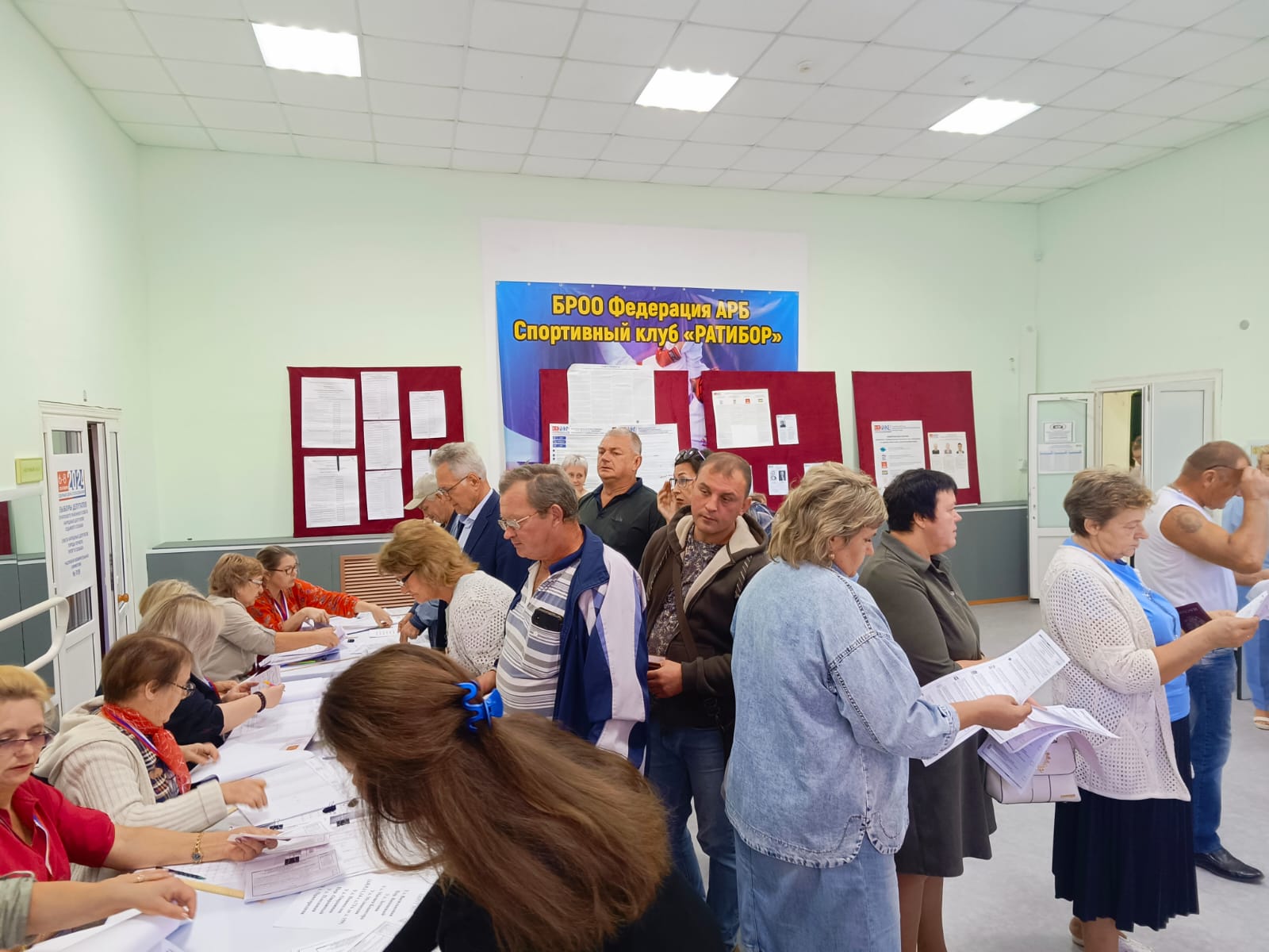 На избирательные участки Почепского района приходит много людей