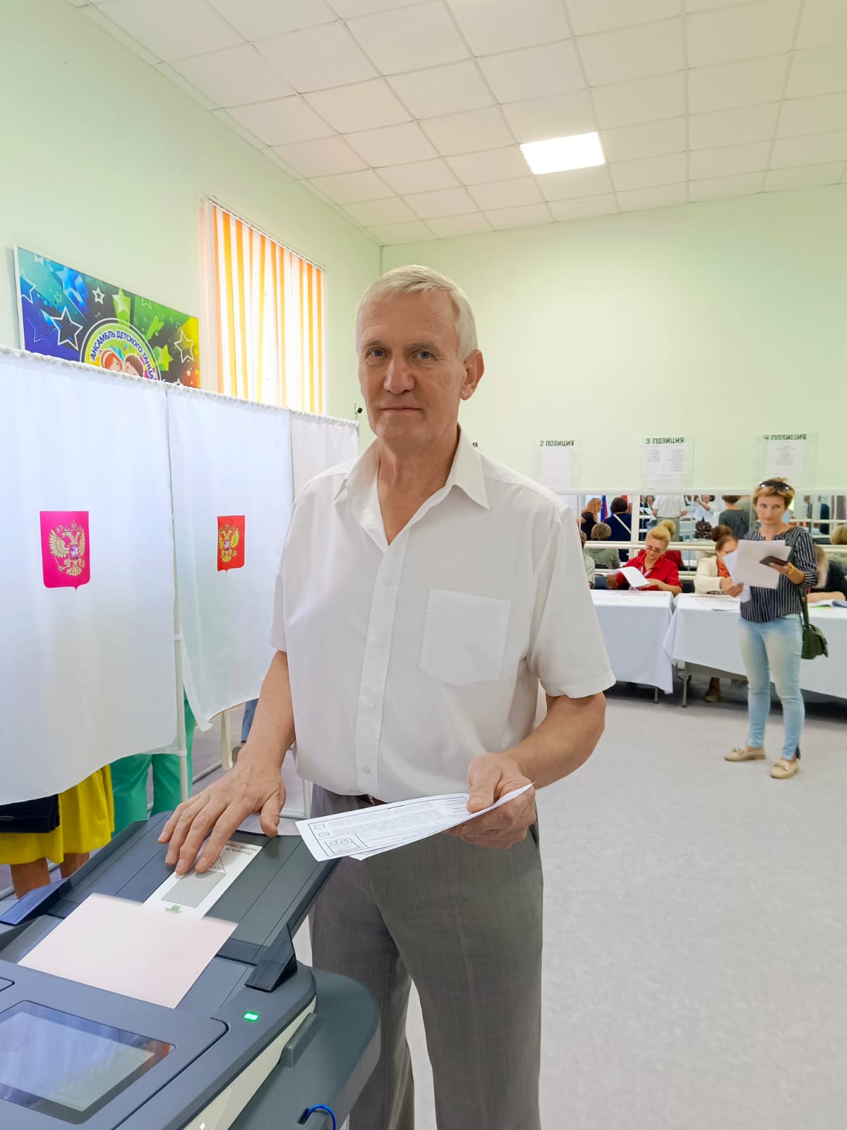 В числе первых проголосовал глава Почепского  района Сергей Чеботкевич
