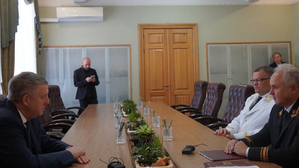 Губернатор Александр Богомаз провел рабочую встречу с председателями Первого кассационного суда общей юрисдикции Сергеем Шараевым и регионального суда Александром Кургановым