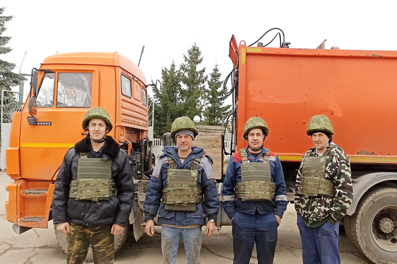 Брянский региональный оператор по обращению с ТКО приобрел бронежилеты и каски для водителей