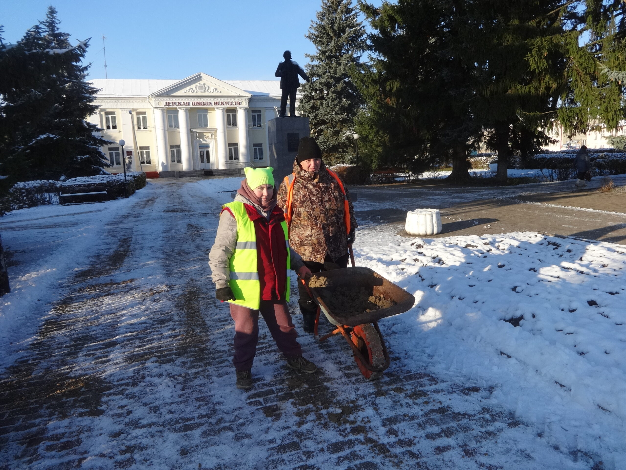 В Почепе Брянской области техника по очистке снега и уборщики территорий работали и во время снегопада, и после него