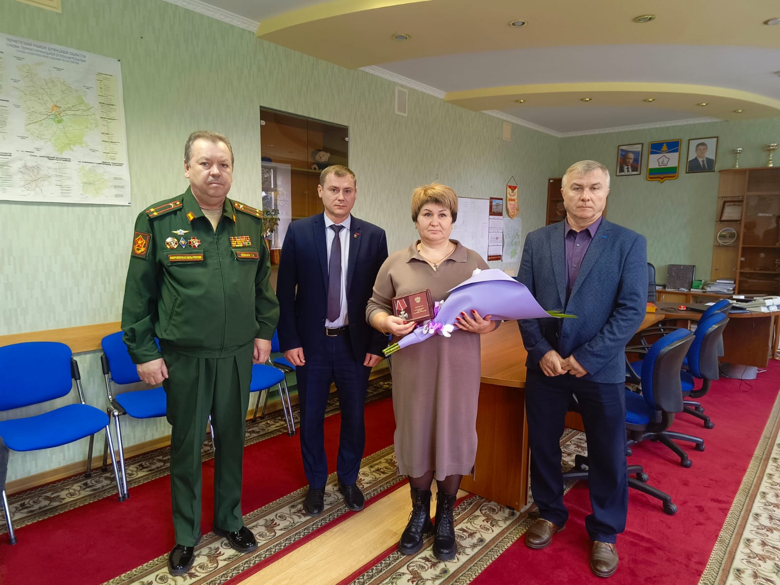 Он до конца свой фронт держал… Вручение ордена Мужества в администрации Почепского района жене героя  Романа Полевого