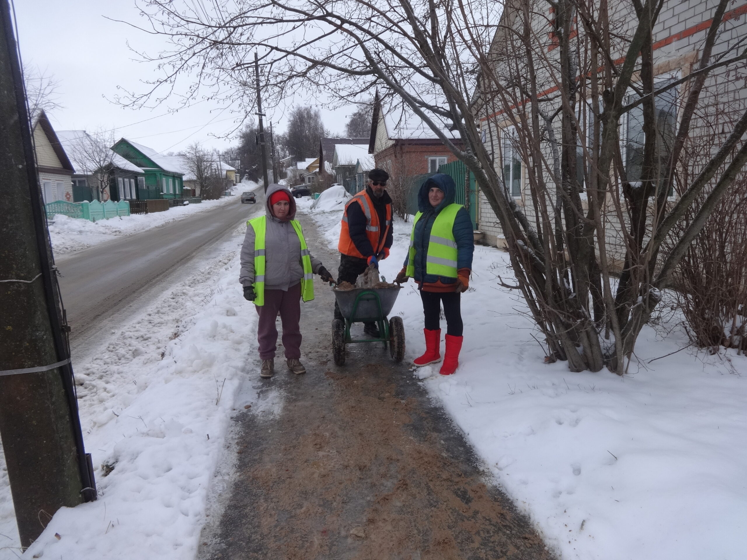 В Почепе дороги и тротуары обсыпают песко-соляной смесью