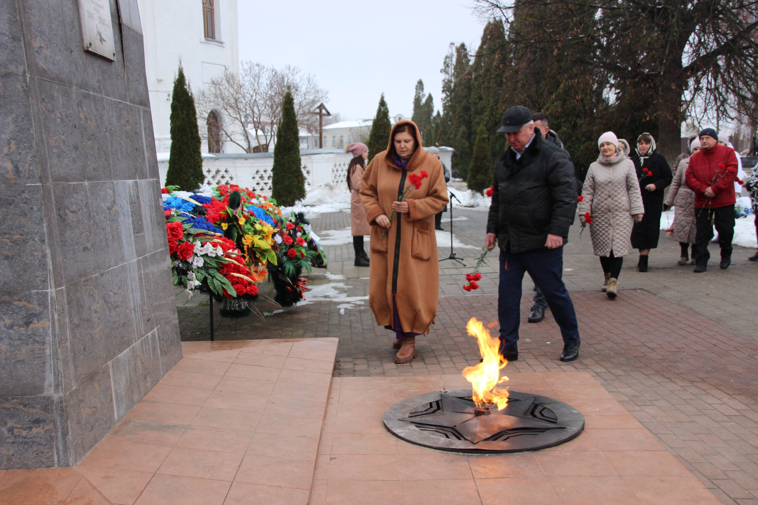 В Почепе прошла торжественная церемония возложения цветов в честь Дня неизвестного солдата