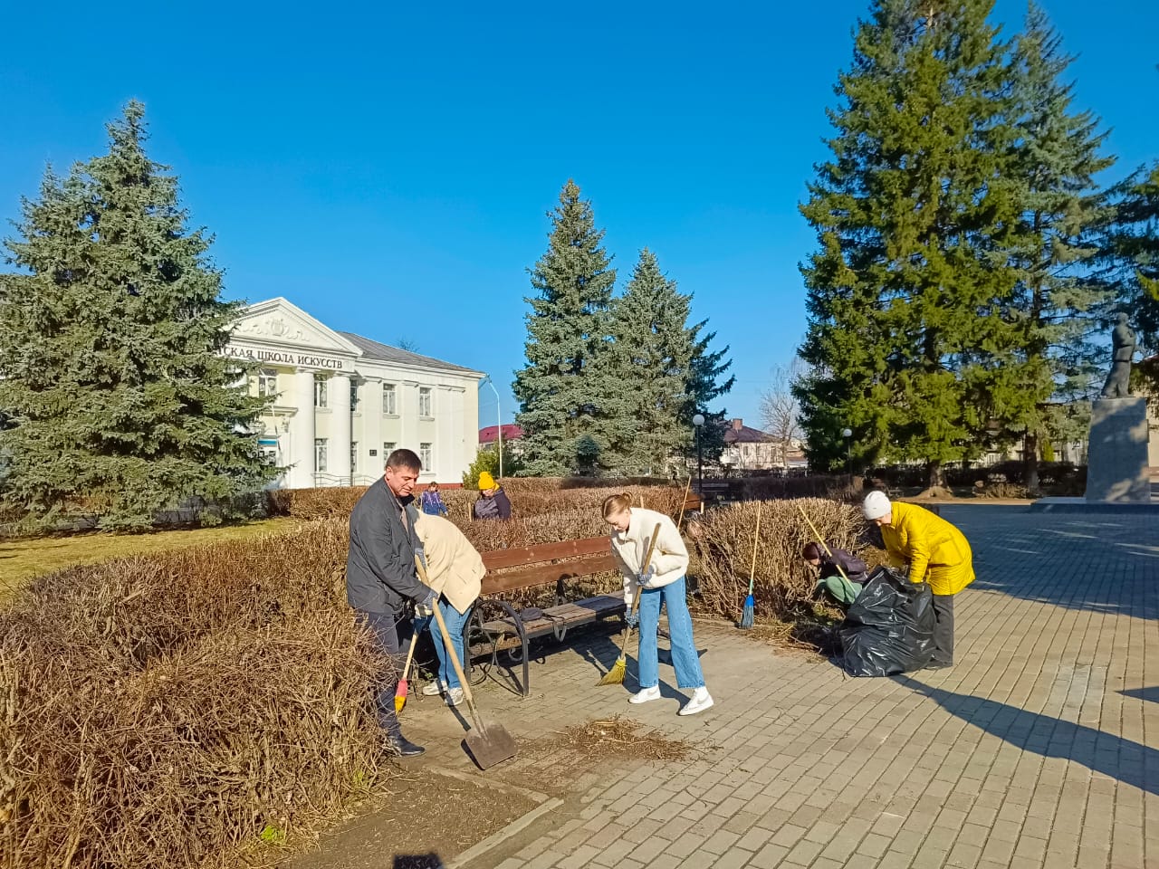 В Почепе прошел первый субботник