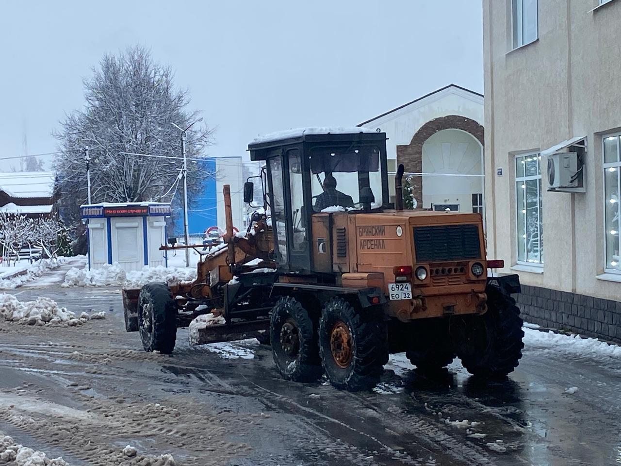 В Почепском районе Брянской области активно убирают снег с дорог, площадей и тротуаров