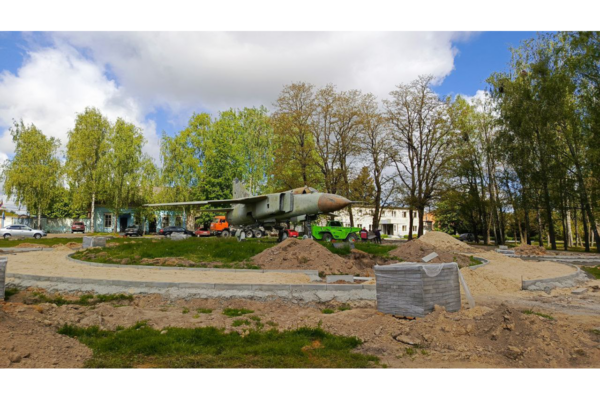 На Брянщине в Новозыбковском городском округе продолжаются работы по благоустройству сквера у Самолета