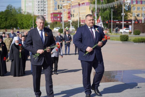 В Брянске возложили  цветы к стеле Воинской славы