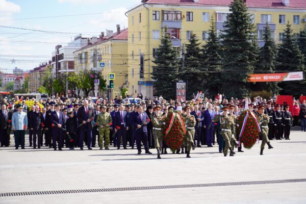 В Брянске день и ночь на площади Партизан горит вечный огонь в память погибших в Великую Отечественную войну