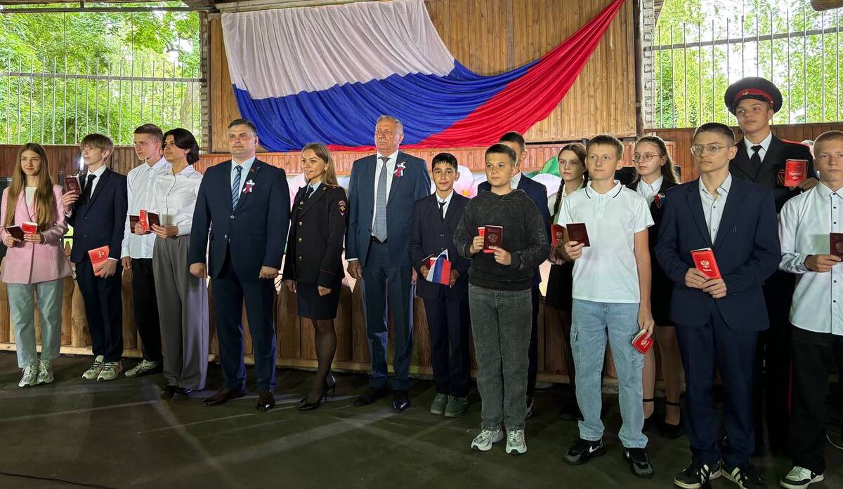 15 подростков в Стародубе Брянской области получили паспорта в День России