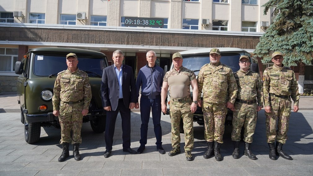 Бойцам бригады БАРС-Брянск вручили ключи от новых автомобилей