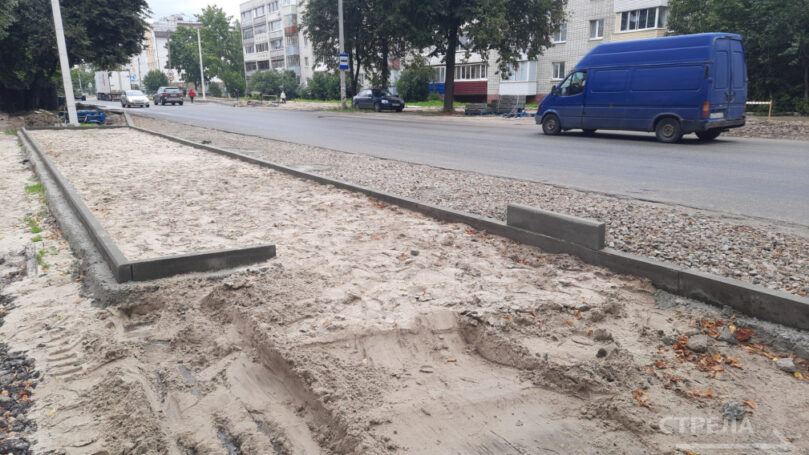 В Брянске на улице Менжинского обустраивают остановочные площадки