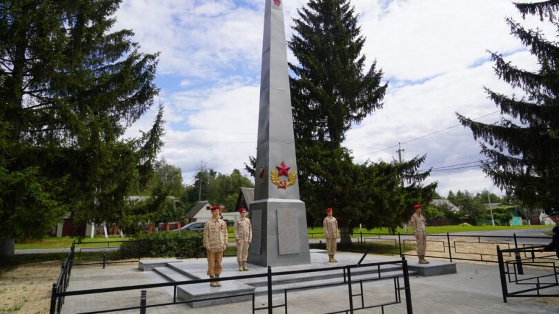 В поселке Локоть Брянской области отреставрировали памятник комсомольцам и подпольщикам