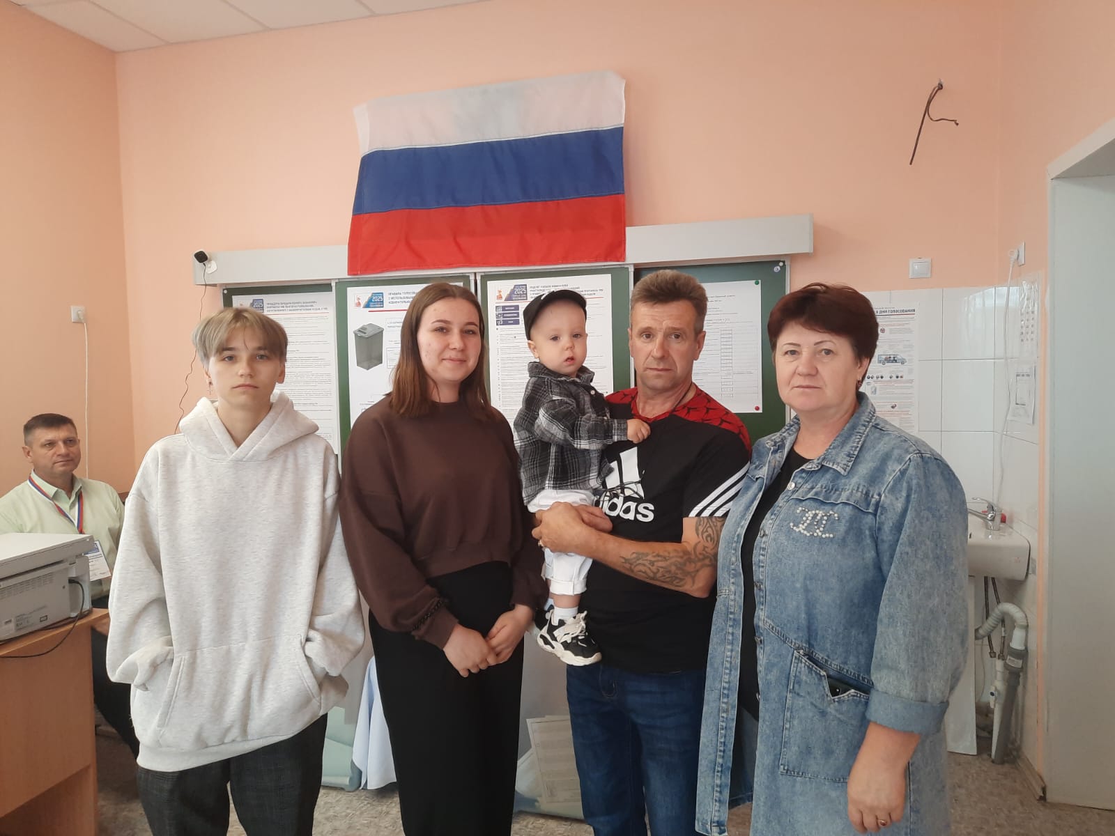 Семейная традиция: Шиховцовы голосуют вместе с внуком