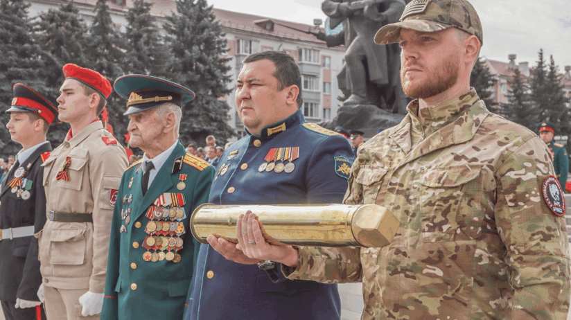 В Брянске защитникам Отечества передали стреляную гильзу с героической землёй