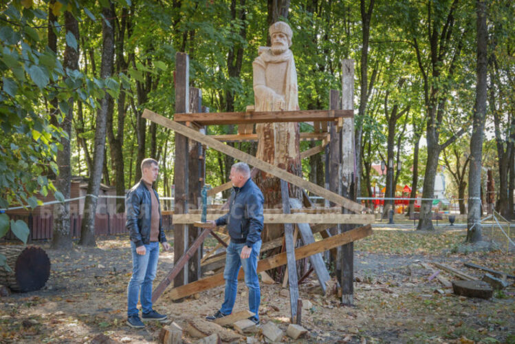 В парке Толстого в Брянске  появилась новая деревянная скульптура