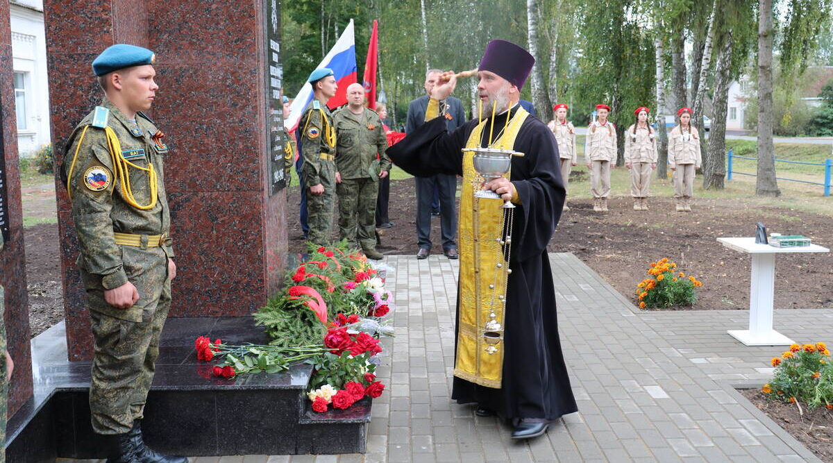 В Стародубском районе после реконструкции открыли памятник воинам-землякам