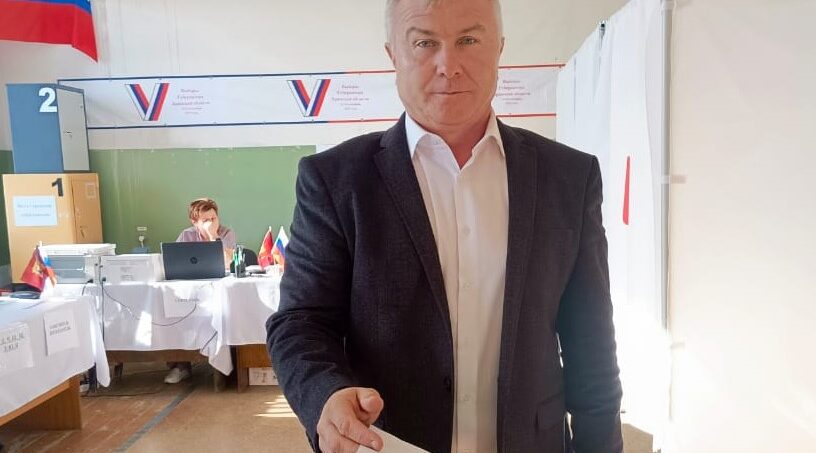 Глава Почепского района Владимир Касацкий проголосовал в числе первых