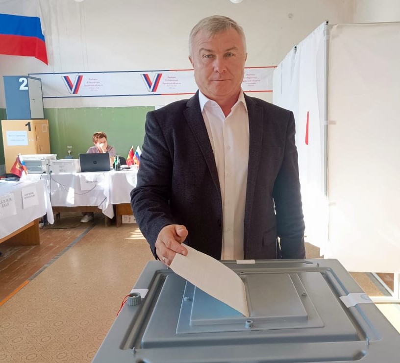 Глава Почепского района Владимир Касацкий проголосовал в числе первых