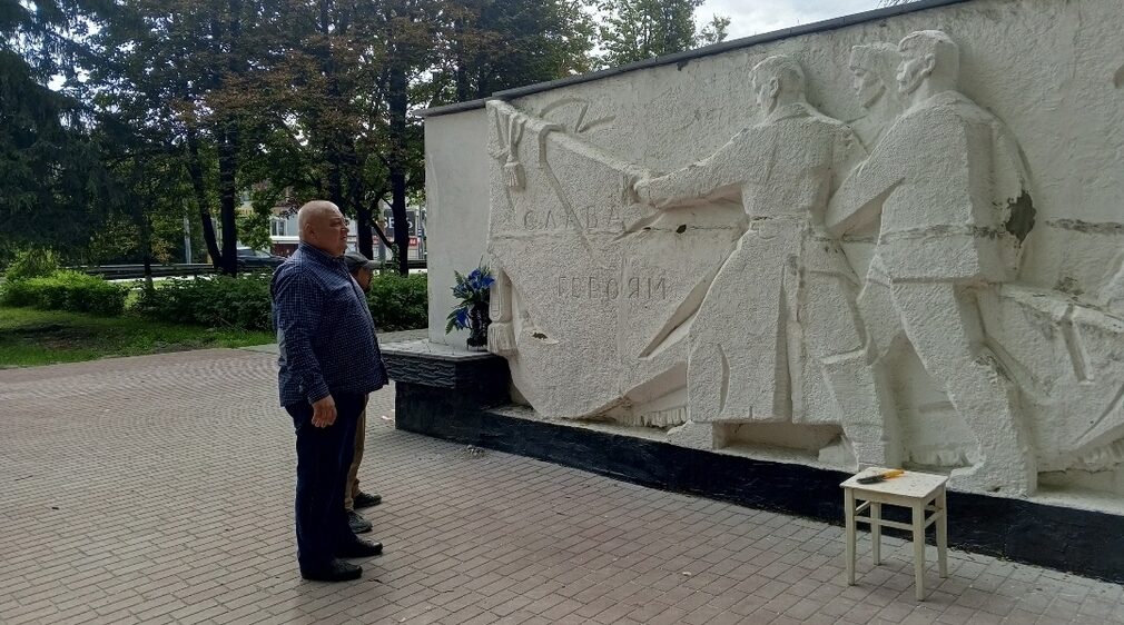 В сквере Металлургов в Брянске обновляют барельеф