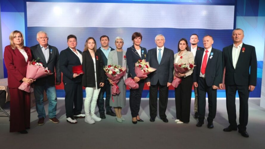 Министр спорта Михаил Дегтярев вручил брянским тренерам паралимпийцев госнаграды