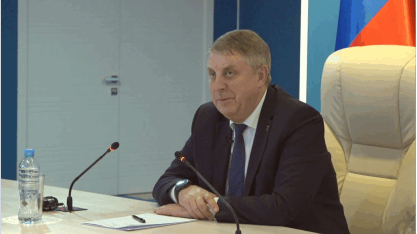 На прямой линии Богомаз поздравил семью Квакухиных из Жуковки с рождением тройни