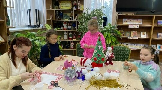 Почепская библиотека принимает участие в подготовке благотворительной выставки ‘Подари тепло».