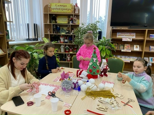 Почепская библиотека принимает участие в подготовке благотворительной выставки ‘Подари тепло».