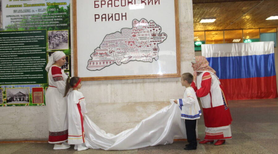 Вышитую карту презентовали в Брасовском районе