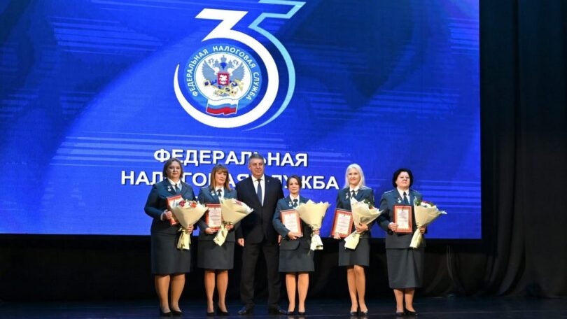 Александр Богомаз поздравил сотрудников и ветеранов налоговой службы