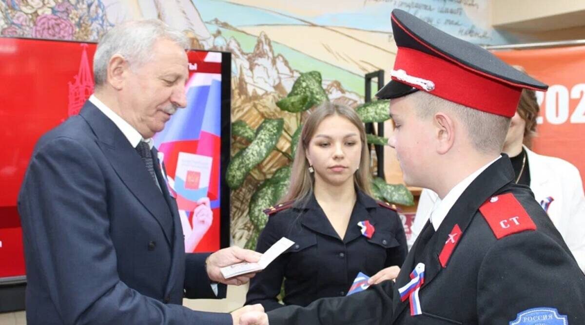 В Стародубе активистам «Движения Первых» вручили паспорта гражданина РФ