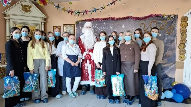 В Брянске с наступающим Новым годом поздравили пациентов детского онкоцентра