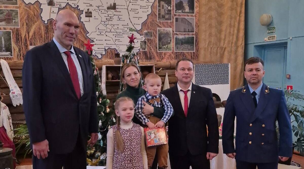 Николай Валуев поздравил детей на «Новогодней елке» в Комаричском районе