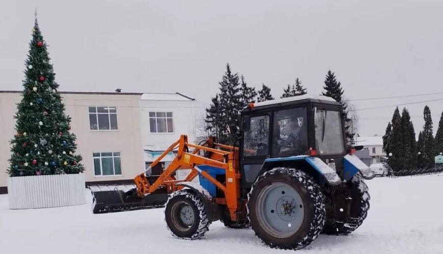 В Почепе дружно убирают снег с дорог, центральной площади и тротуаров