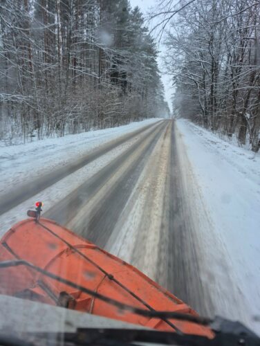 Дороги Брянской области чистят от снега и обрабатывают песко-соляной смесью круглосуточно