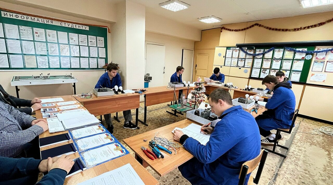 В Почепском техникуме в День энергетика состоялось профессиональное соревнование