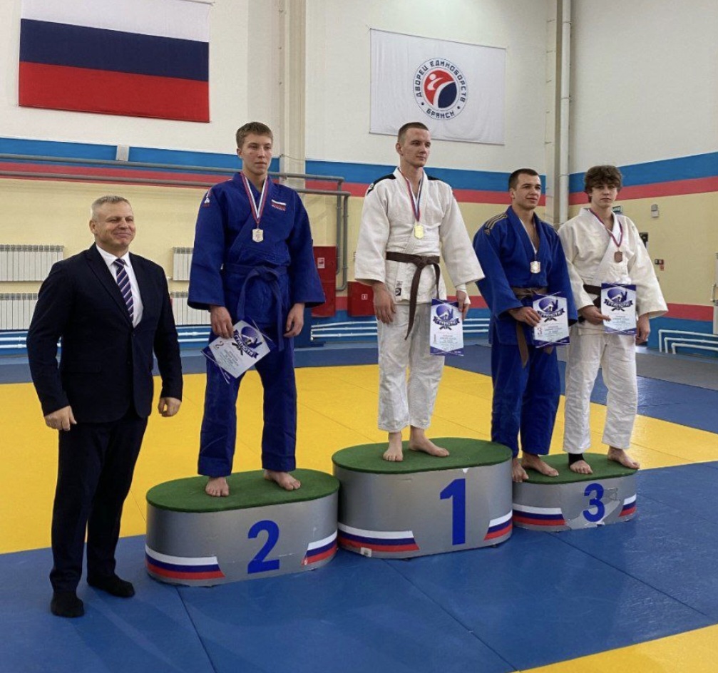 Золото и бронзу завоевали Почепские самбисты и дзюдоисты.