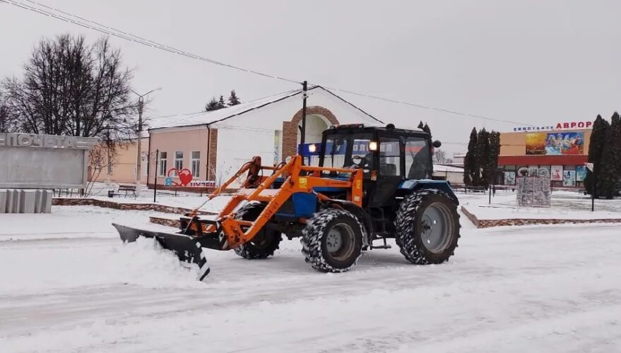В Почепе убирают снег специализированные организации и жители города