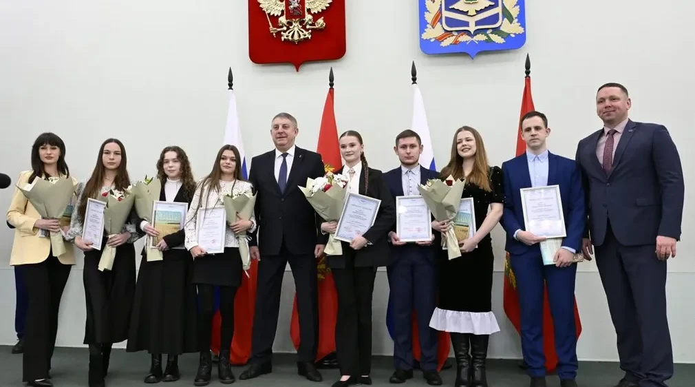 В Брянске молодежи вручили именные стипендии