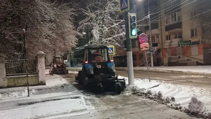 В Брянске круглосуточно проводят уборку снега