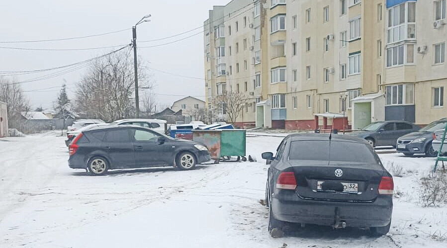 Автохамы мешают мусоровозам забирать отходы с контейнерных площадок