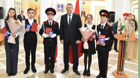 В День Конституции Российской Федерации Александр Богомаз вручил юным гражданам паспорт