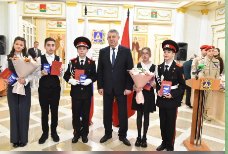 В День Конституции Российской Федерации Александр Богомаз вручил юным гражданам паспорт