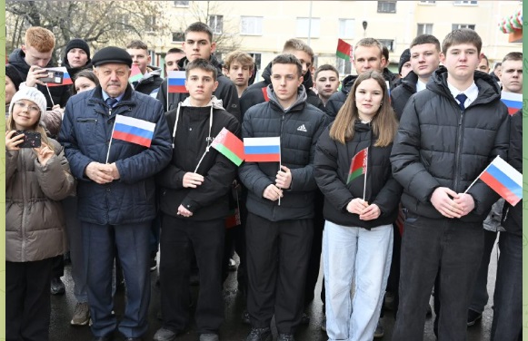 В Брянске вручили ключи от квартир детям-сиротам в новом доме по проспекту Московскому