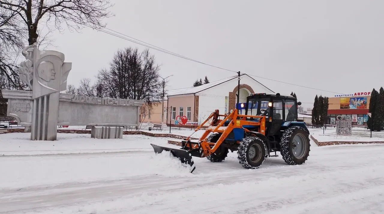 В Почепе убирают снег специализированные организации и жители города