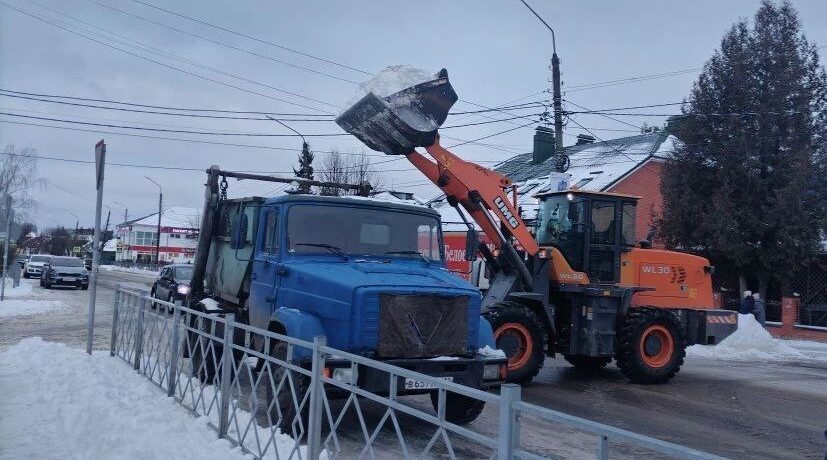 В Дятьковском, Красногорском, Карачевском районах убирают снег