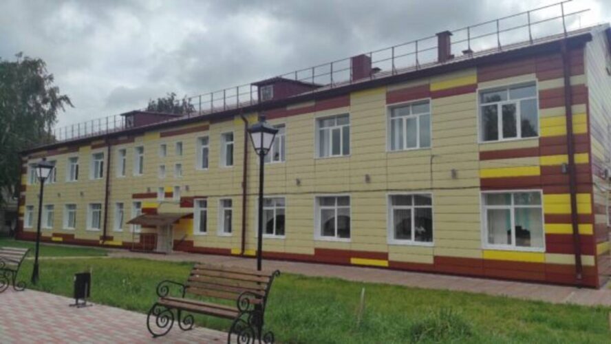 В Трубчевском районе ремонтируют учреждения образования