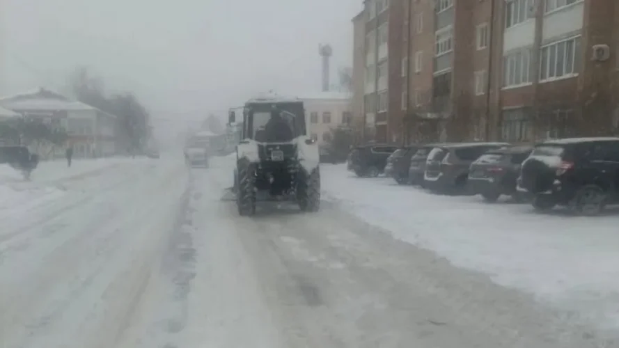 В районах Брянской области борются с последствиями снегопада
