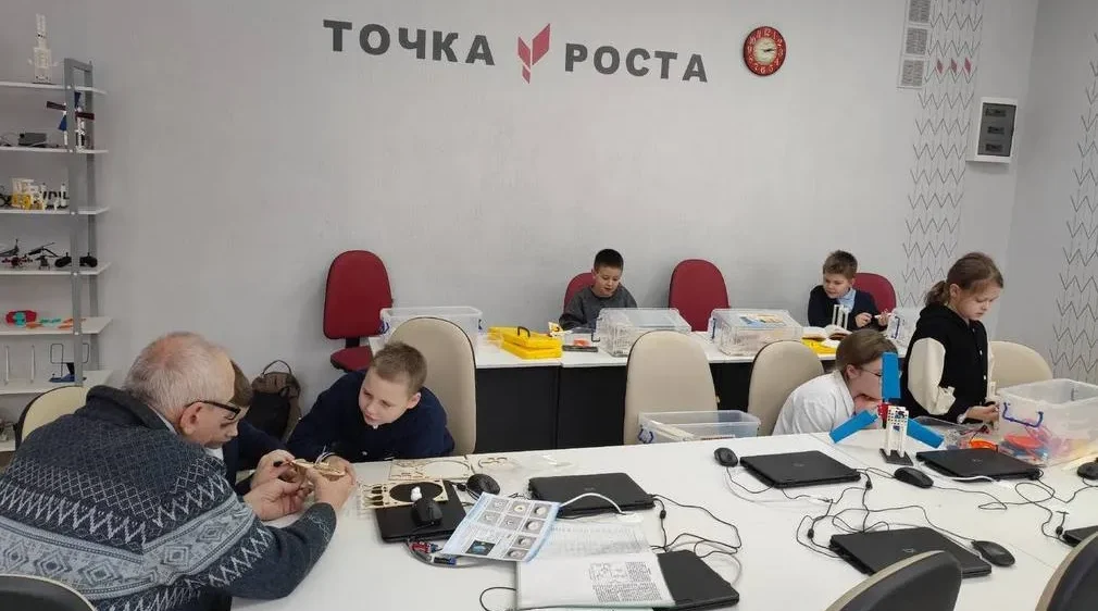 Климовские школьники собрали механическую модель движения планет